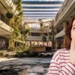 Shopping abandonado e mulher chocada (Fotos: Reproduções / Freepik)