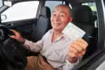 Motorista 50+ exibe sua CNH
