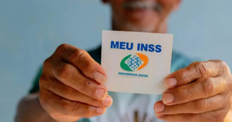 Lei em vigor em 2025 traz aposentadoria do INSS na casa dos 50 (Foto: Reprodução)