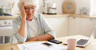 Idosos 60+ estão isentos de pagar 3 dívidas em 2025 graças a lei (Foto: Freepik)