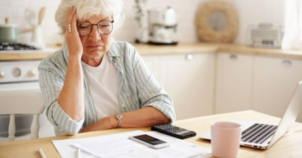 Idosos 60+ estão isentos de pagar 3 dívidas em 2025 graças a lei (Foto: Freepik)